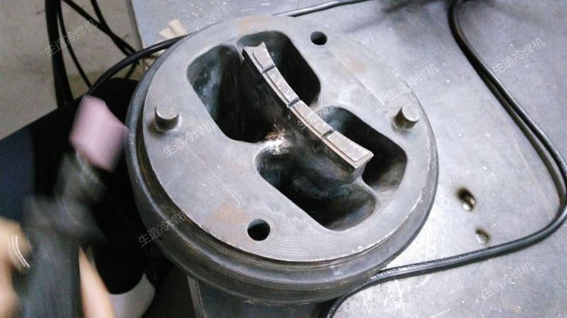 铝合金卷闸门模具缺陷修复
